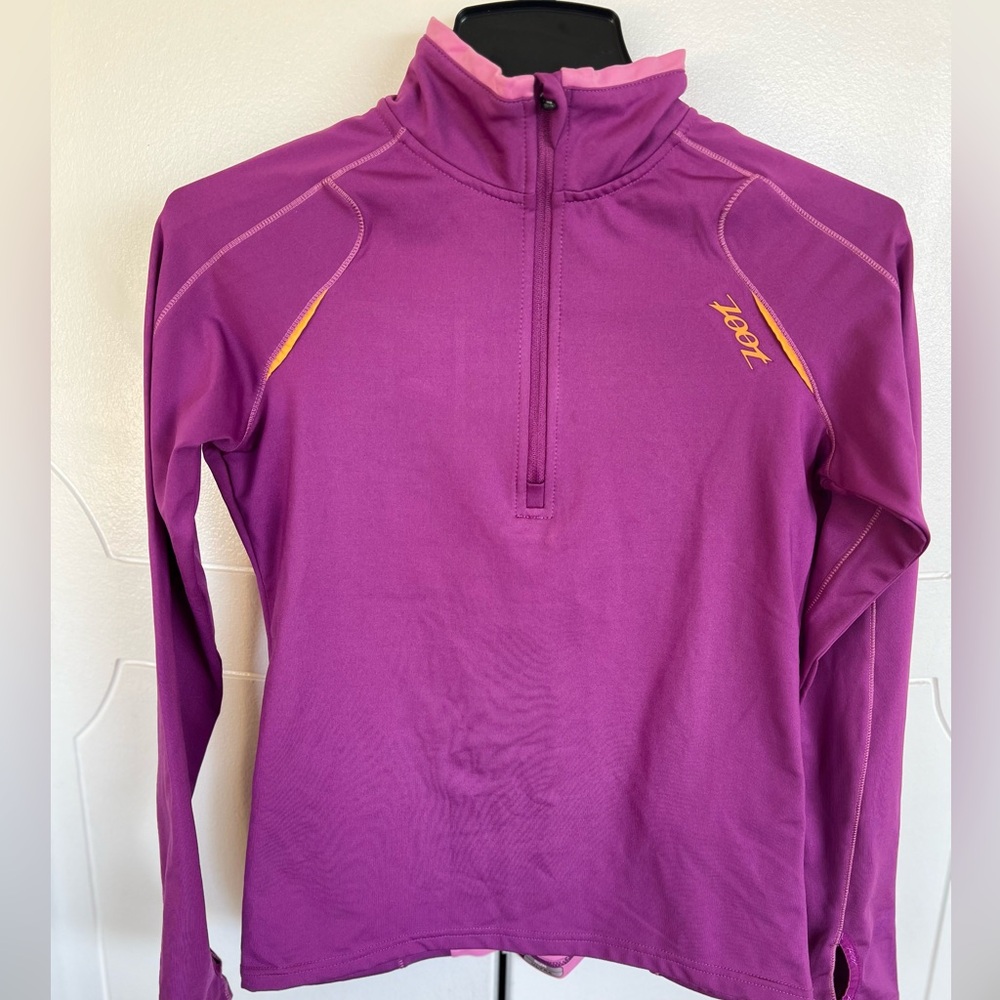 Zoot athletic top. Super warm with many pockets +looped wrist warmer sleeves.